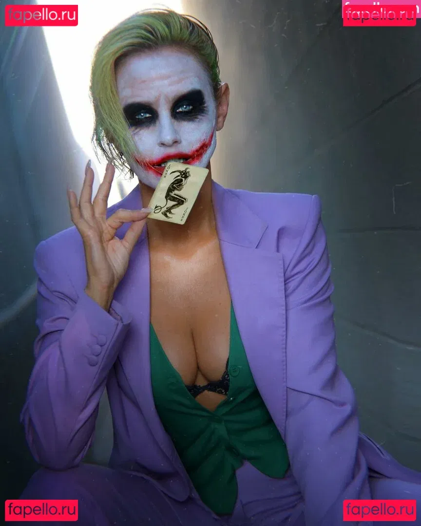 Nicky Whelan Onlyfans Photo Gallery 