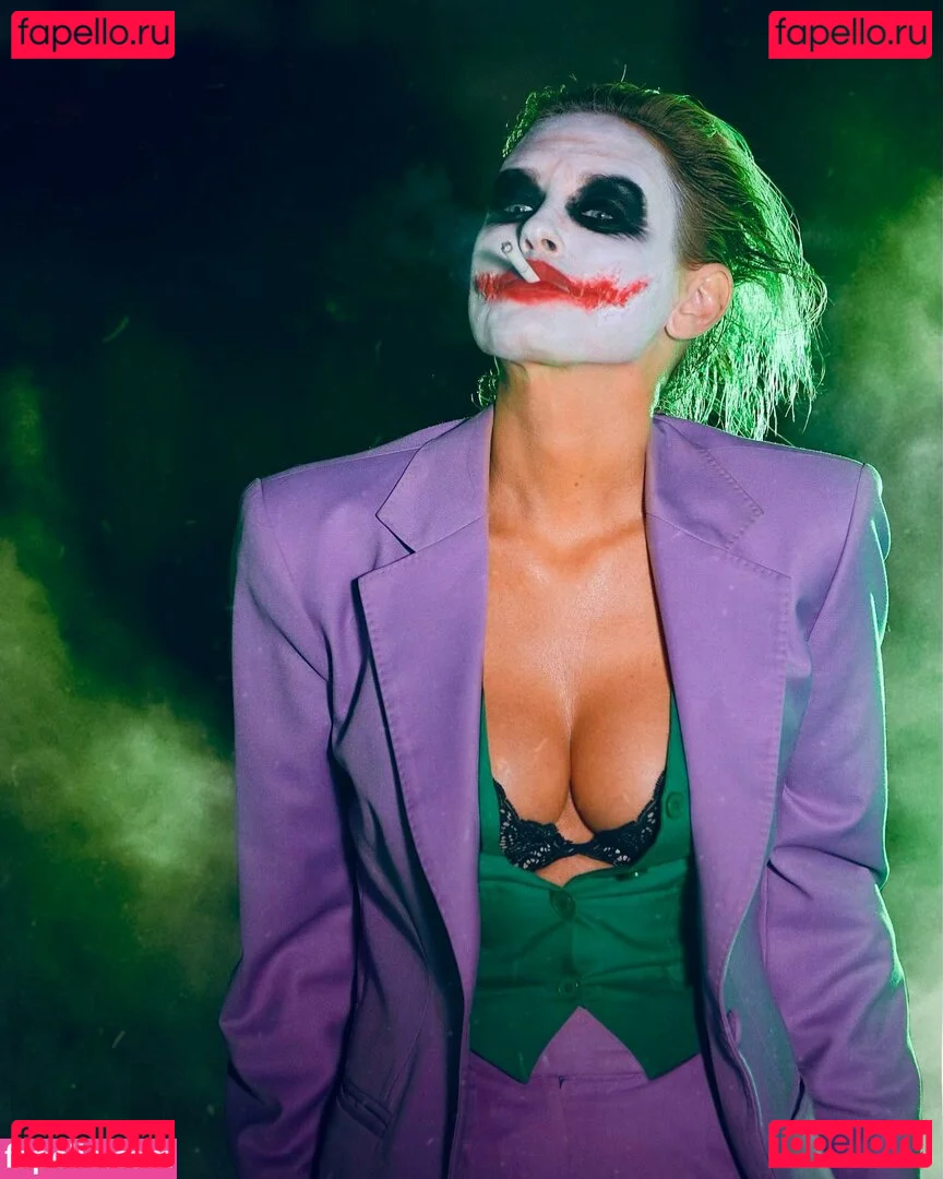 Nicky Whelan Onlyfans Photo Gallery 