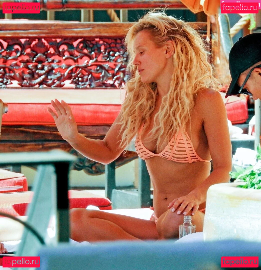 Nicky Whelan Onlyfans Photo Gallery 