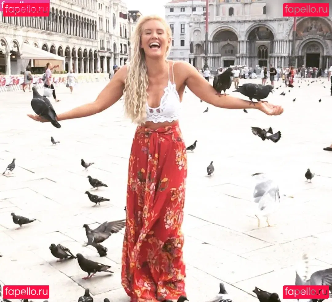 Nicky Whelan Onlyfans Photo Gallery 