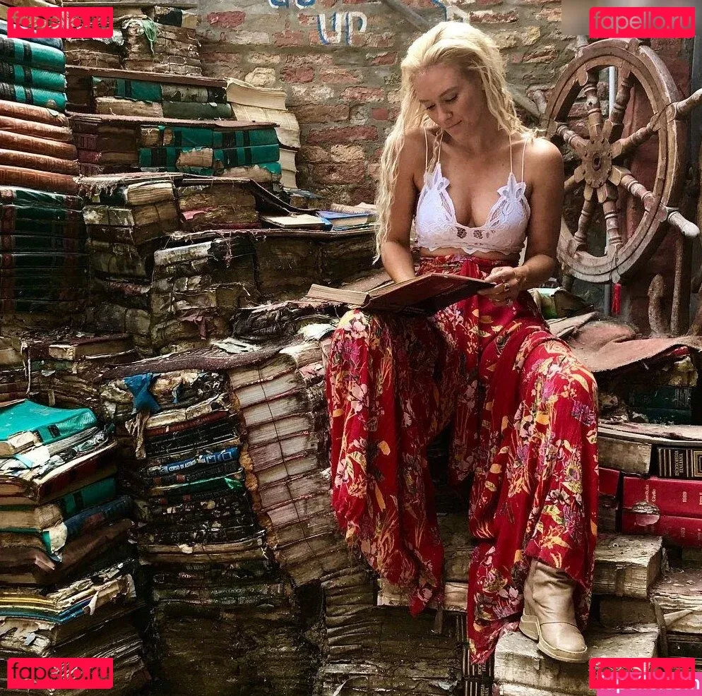 Nicky Whelan Onlyfans Photo Gallery 