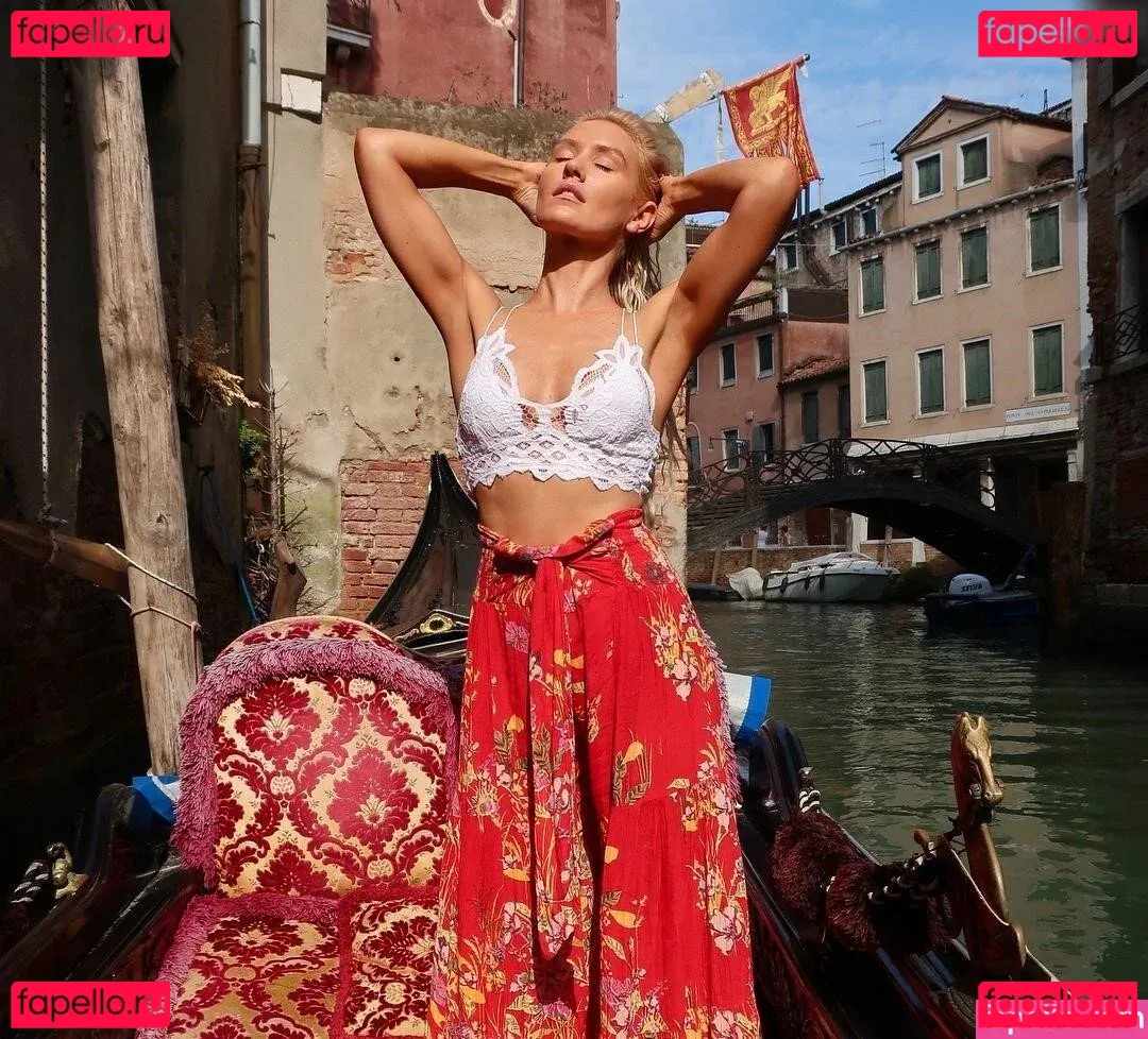 Nicky Whelan Onlyfans Photo Gallery 