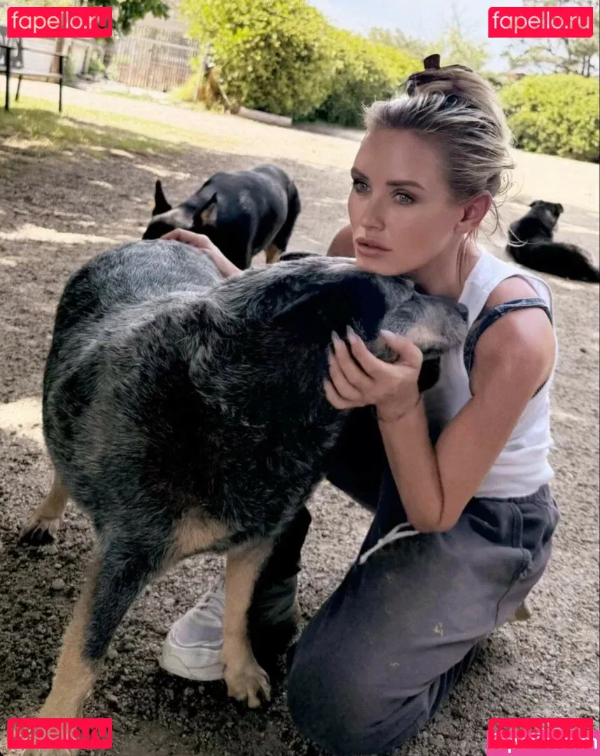 Nicky Whelan Onlyfans Photo Gallery 