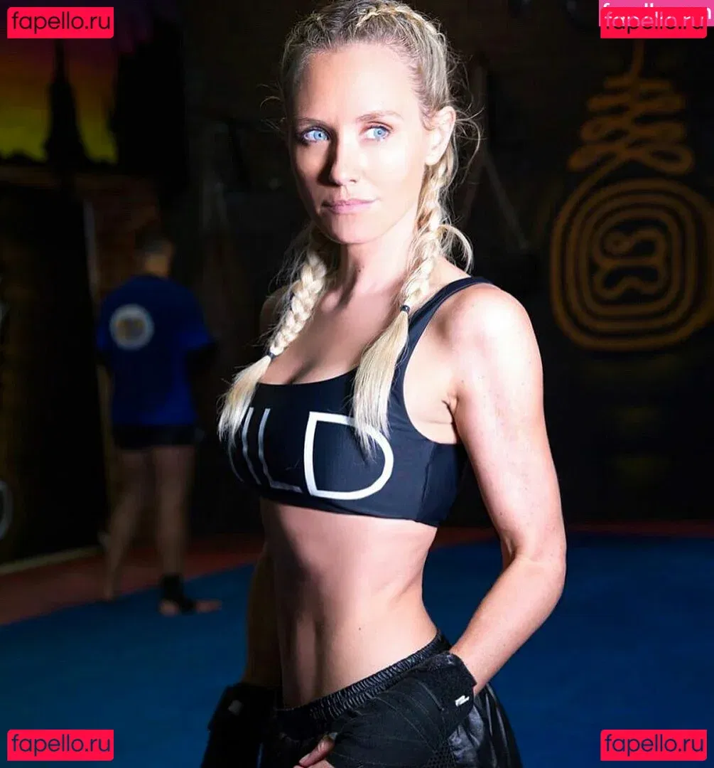 Nicky Whelan Onlyfans Photo Gallery 