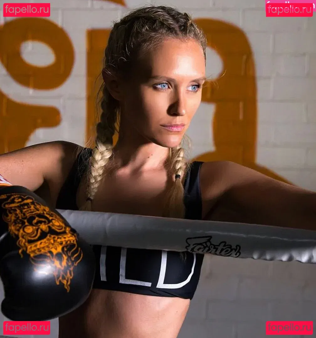 Nicky Whelan Onlyfans Photo Gallery 