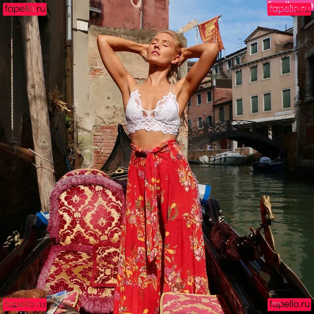 Nicky Whelan Onlyfans Photo Gallery 