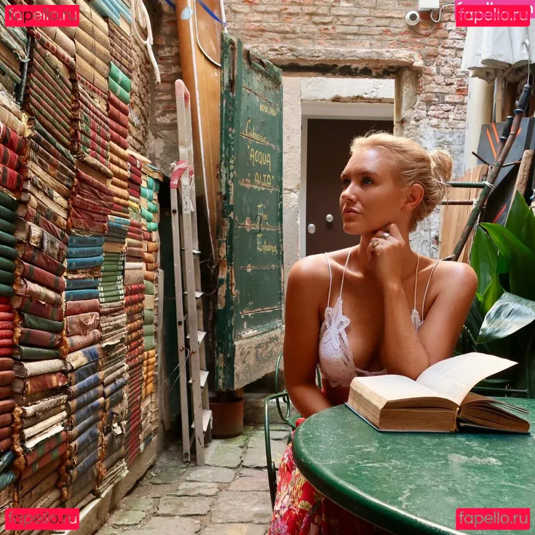 Nicky Whelan Onlyfans Photo Gallery 