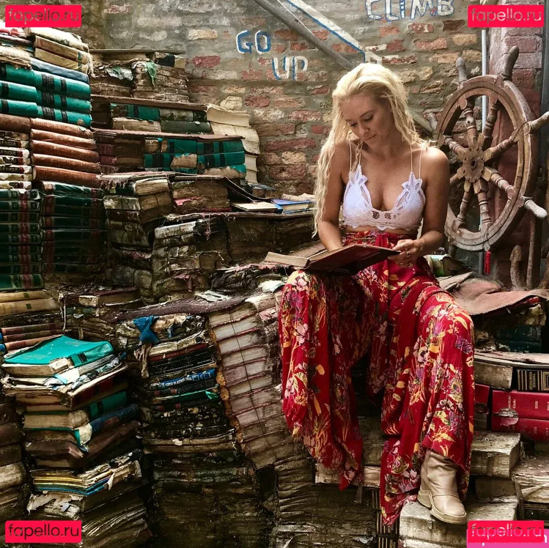 Nicky Whelan Onlyfans Photo Gallery 