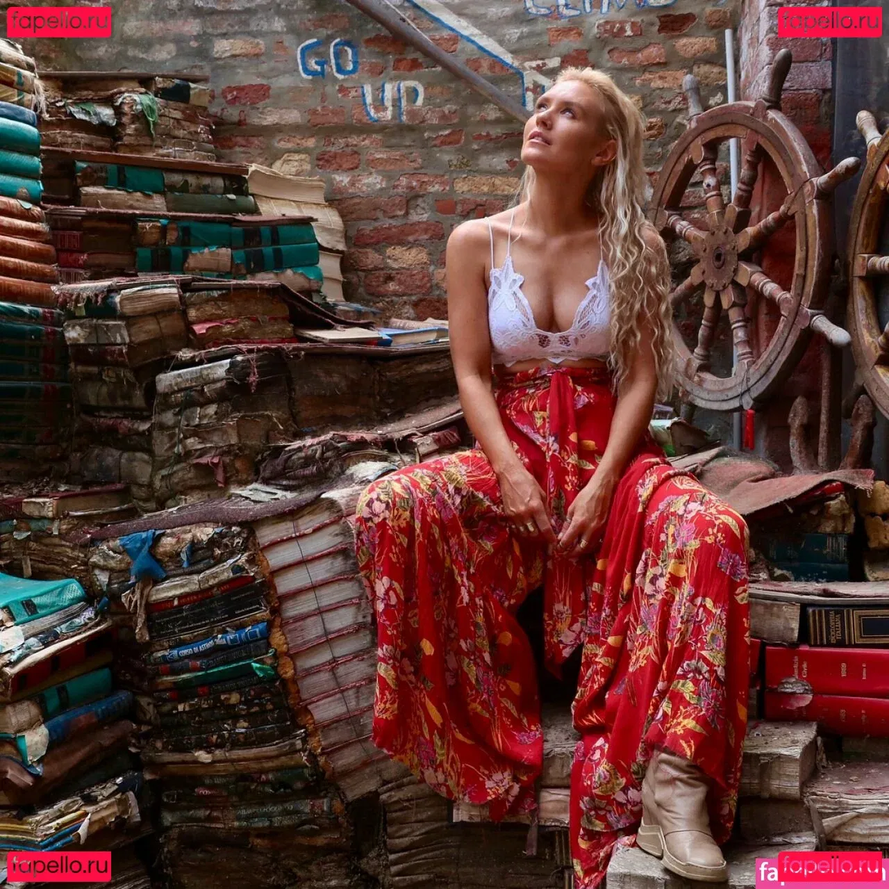 Nicky Whelan Onlyfans Photo Gallery 