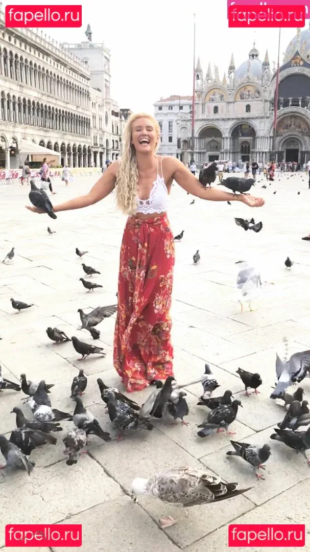 Nicky Whelan Onlyfans Photo Gallery 