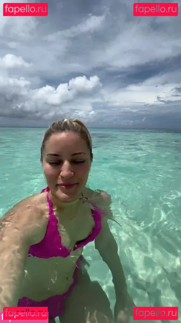 iJustine Onlyfans Photo Gallery 