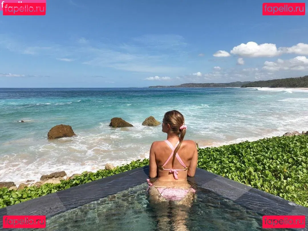 iJustine Onlyfans Photo Gallery 