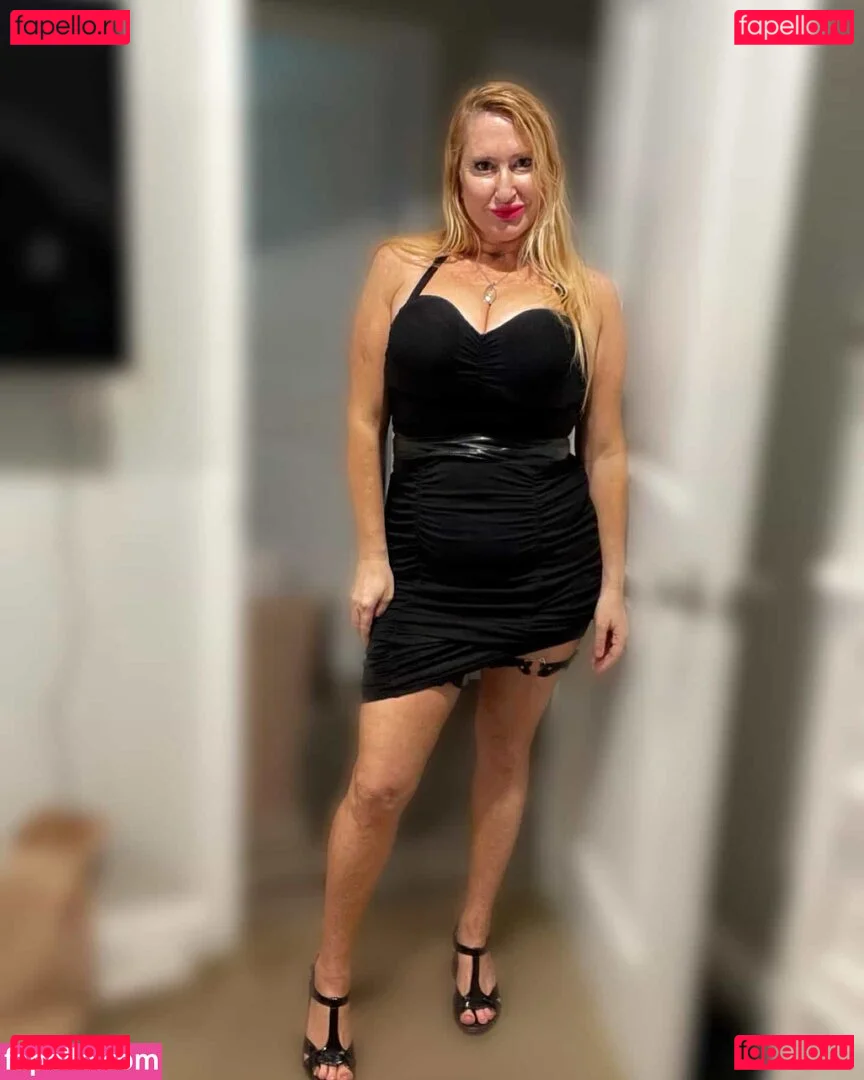 nikkiebigtits Onlyfans Photo Gallery 