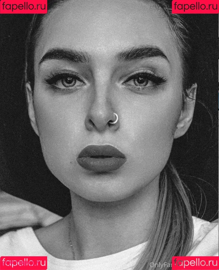 Elsa Jay Onlyfans Photo Gallery 