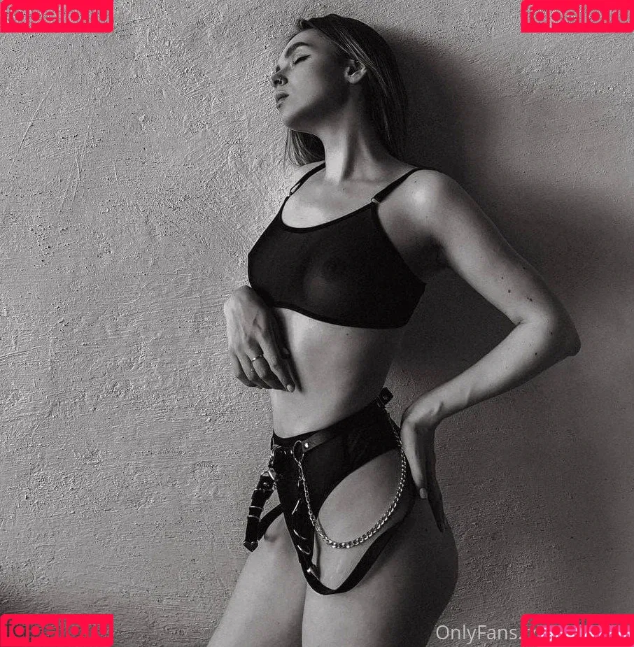 Elsa Jay Onlyfans Photo Gallery 