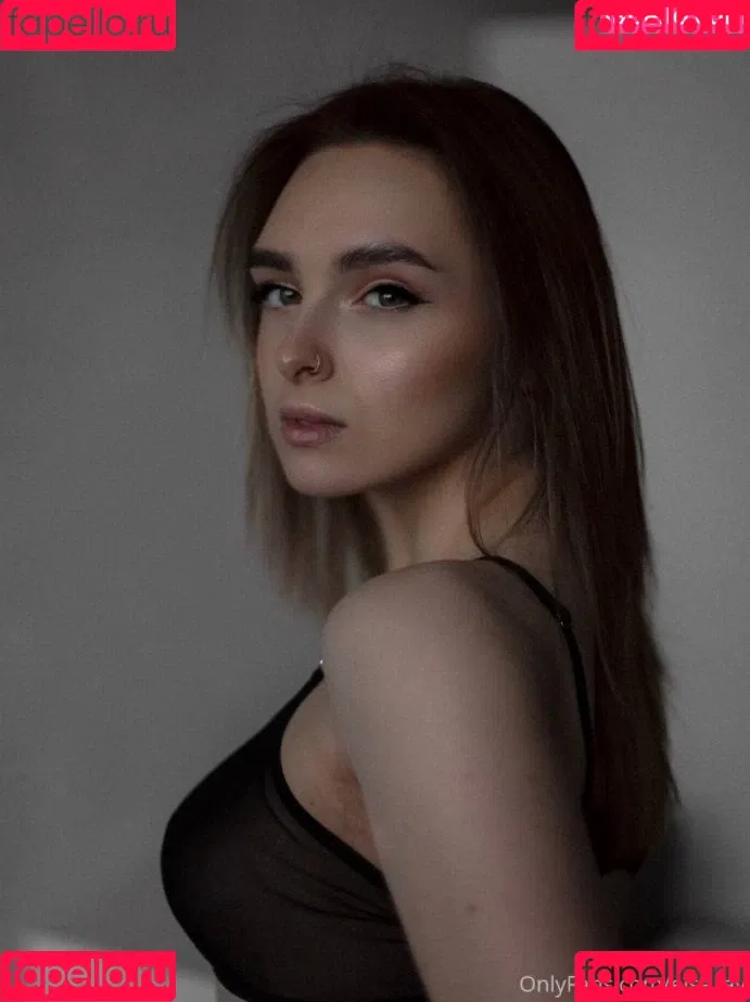 Elsa Jay Onlyfans Photo Gallery 