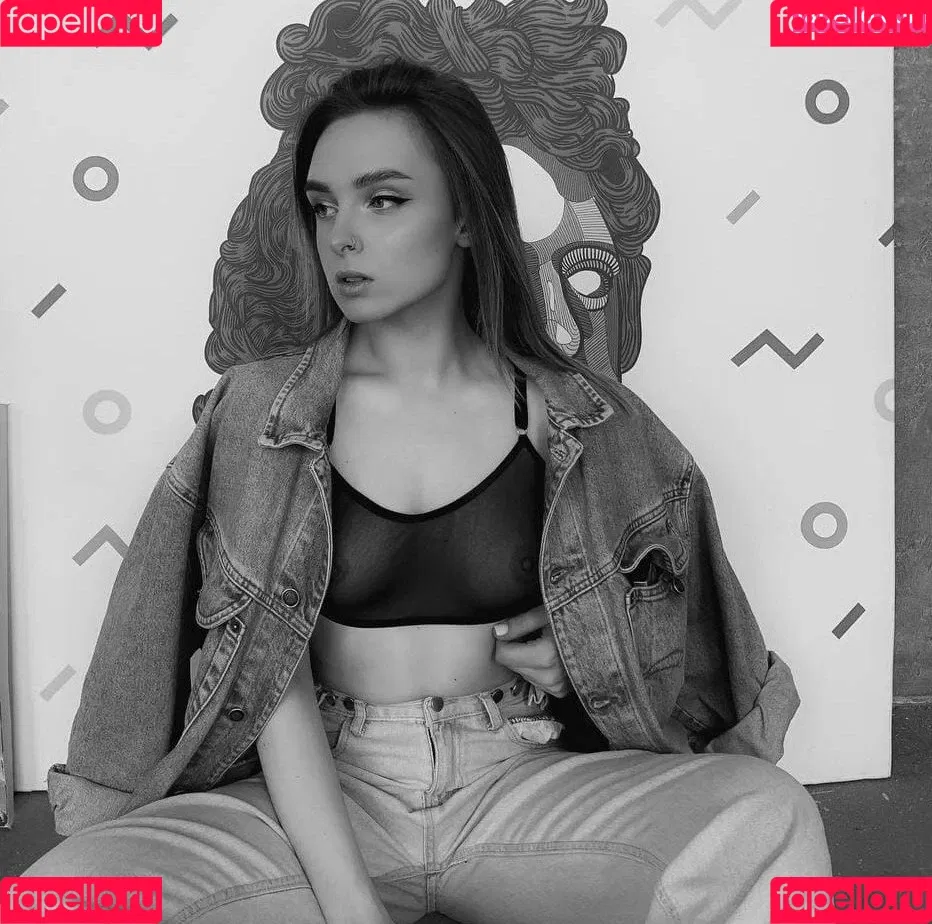 Elsa Jay Onlyfans Photo Gallery 