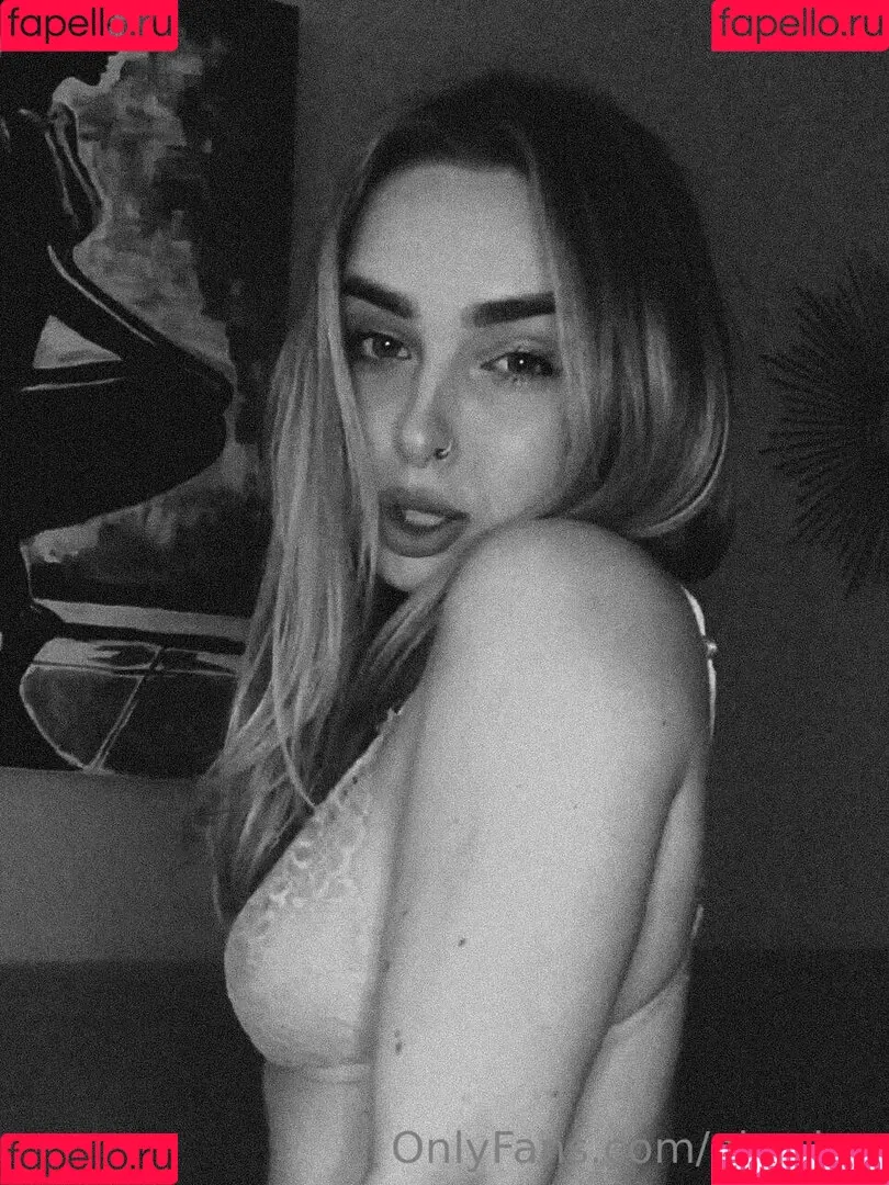 Elsa Jay Onlyfans Photo Gallery 