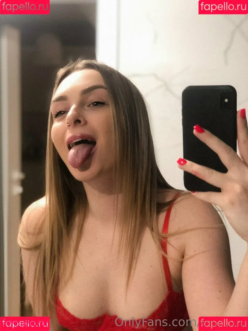 Elsa Jay Onlyfans Photo Gallery 