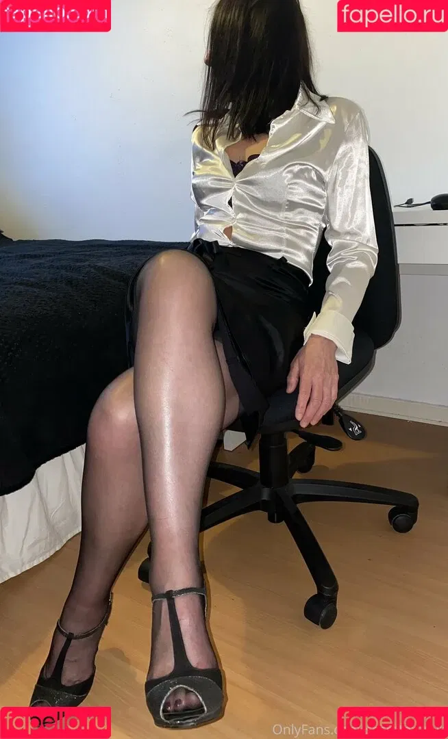 secretaryanna Onlyfans Photo Gallery 