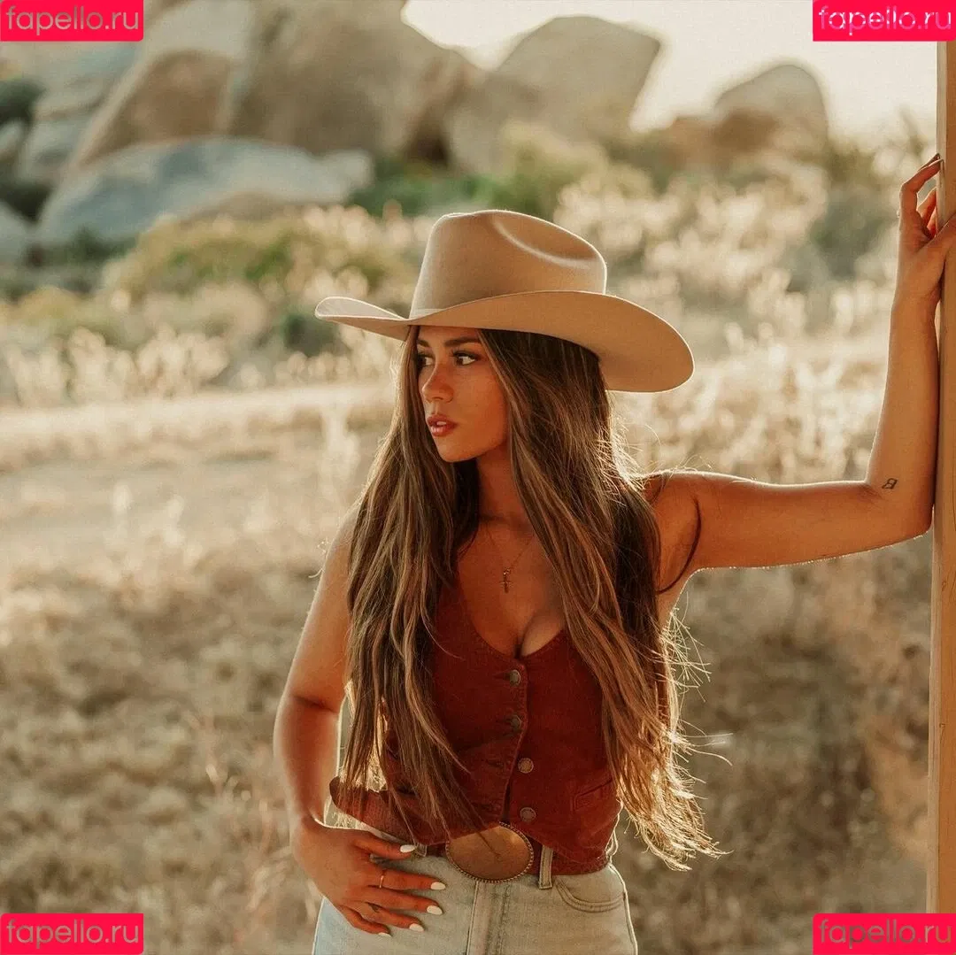 Emily Ellanah Onlyfans Photo Gallery 