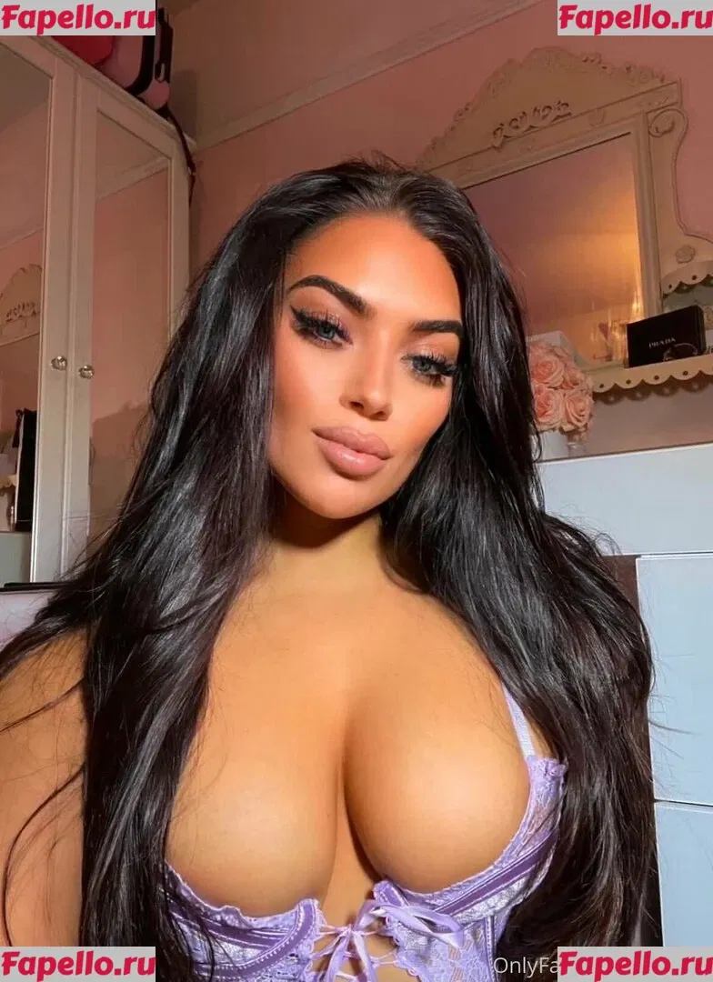 uhhliar Onlyfans Photo Gallery 