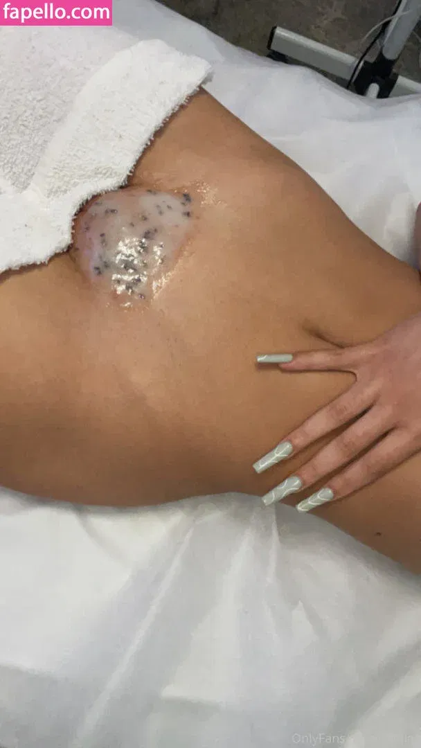 uhhliar Onlyfans Photo Gallery 