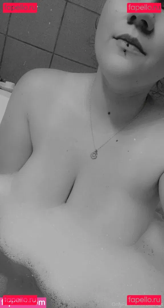 niabugs Onlyfans Photo Gallery 