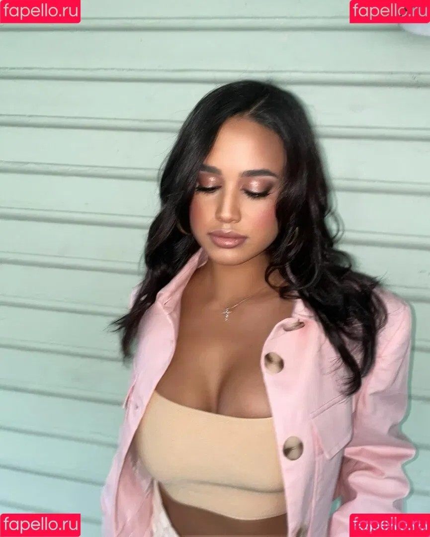 Emily Tosta Onlyfans Photo Gallery 