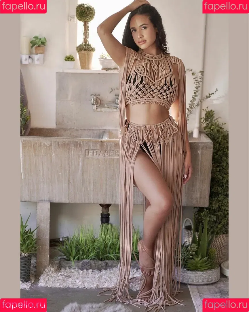 Emily Tosta Onlyfans Photo Gallery 