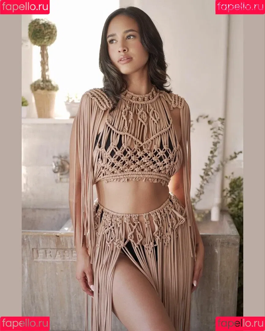 Emily Tosta Onlyfans Photo Gallery 