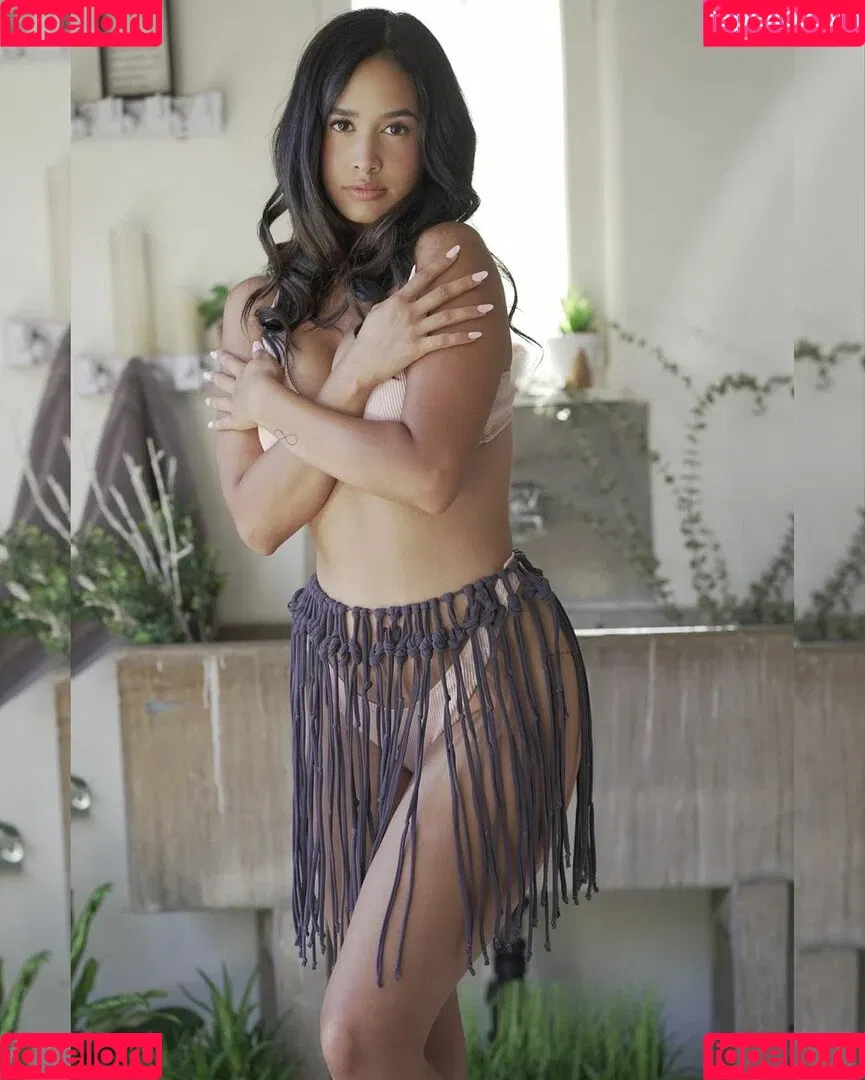 Emily Tosta Onlyfans Photo Gallery 