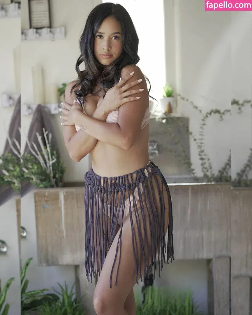 Emily Tosta Onlyfans Photo Gallery 