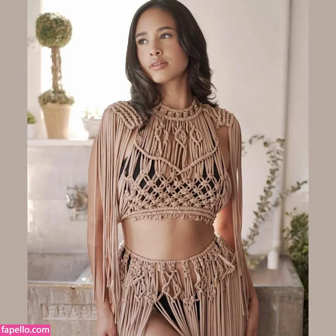 Emily Tosta Onlyfans Photo Gallery 