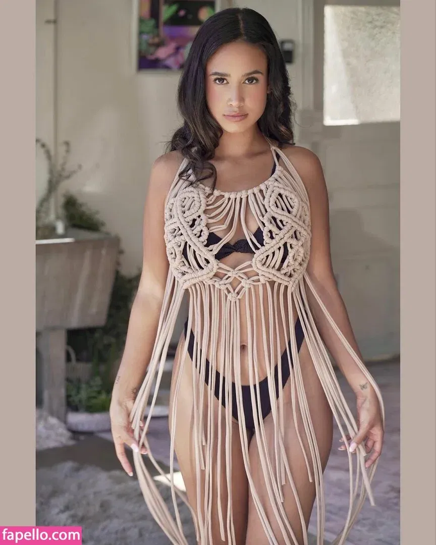 Emily Tosta Onlyfans Photo Gallery 