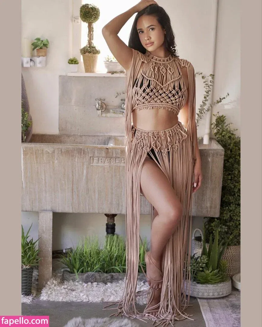 Emily Tosta Onlyfans Photo Gallery 