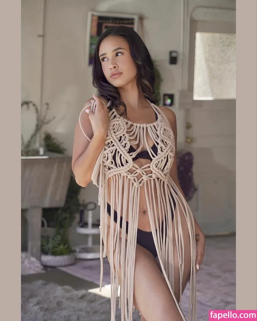 Emily Tosta Onlyfans Photo Gallery 