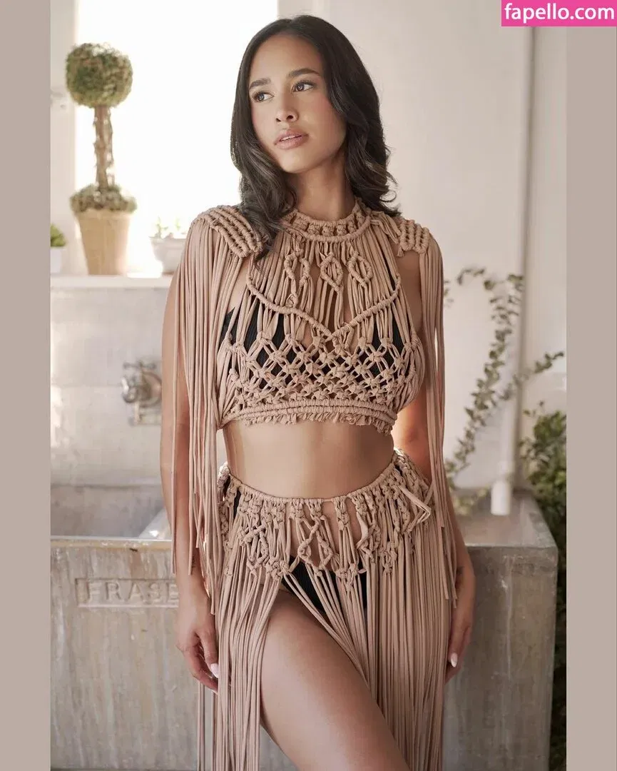 Emily Tosta Onlyfans Photo Gallery 