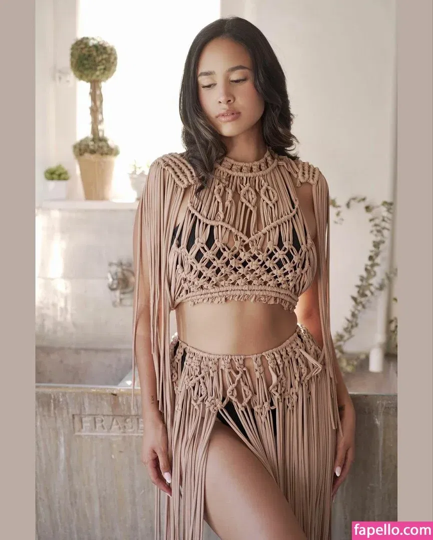 Emily Tosta Onlyfans Photo Gallery 