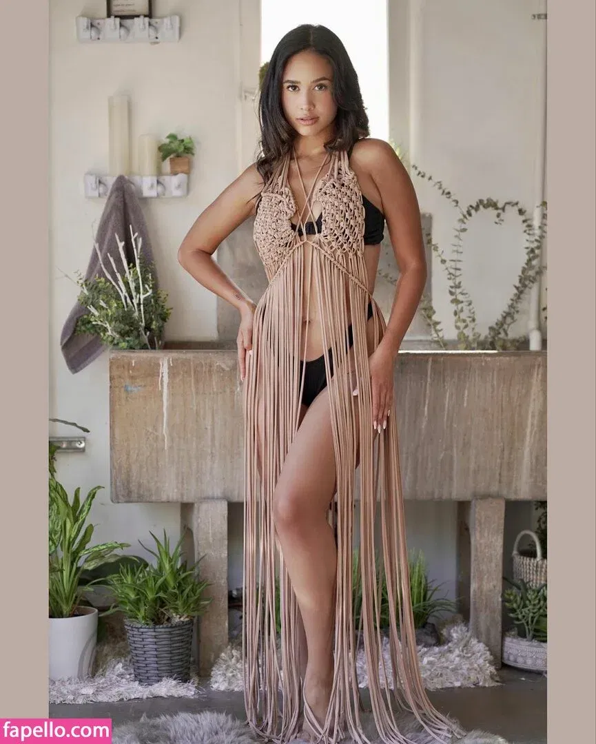 Emily Tosta Onlyfans Photo Gallery 