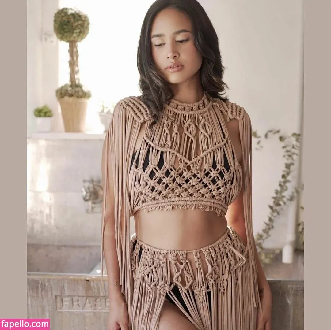 Emily Tosta Onlyfans Photo Gallery 