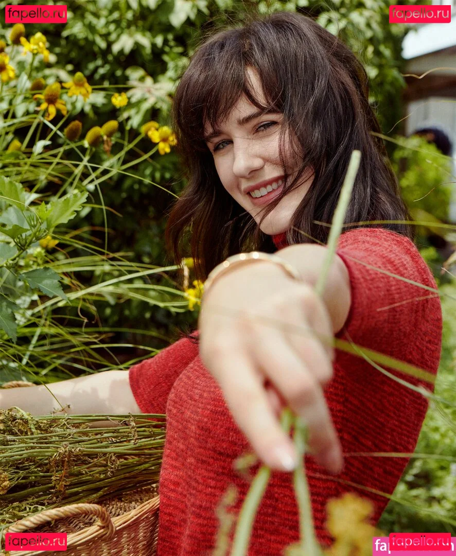 Rachel Brosnahan Onlyfans Photo Gallery 