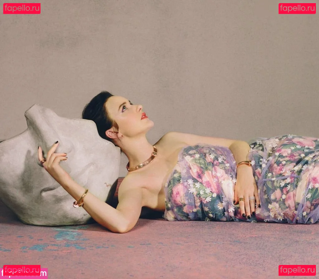 Rachel Brosnahan Onlyfans Photo Gallery 