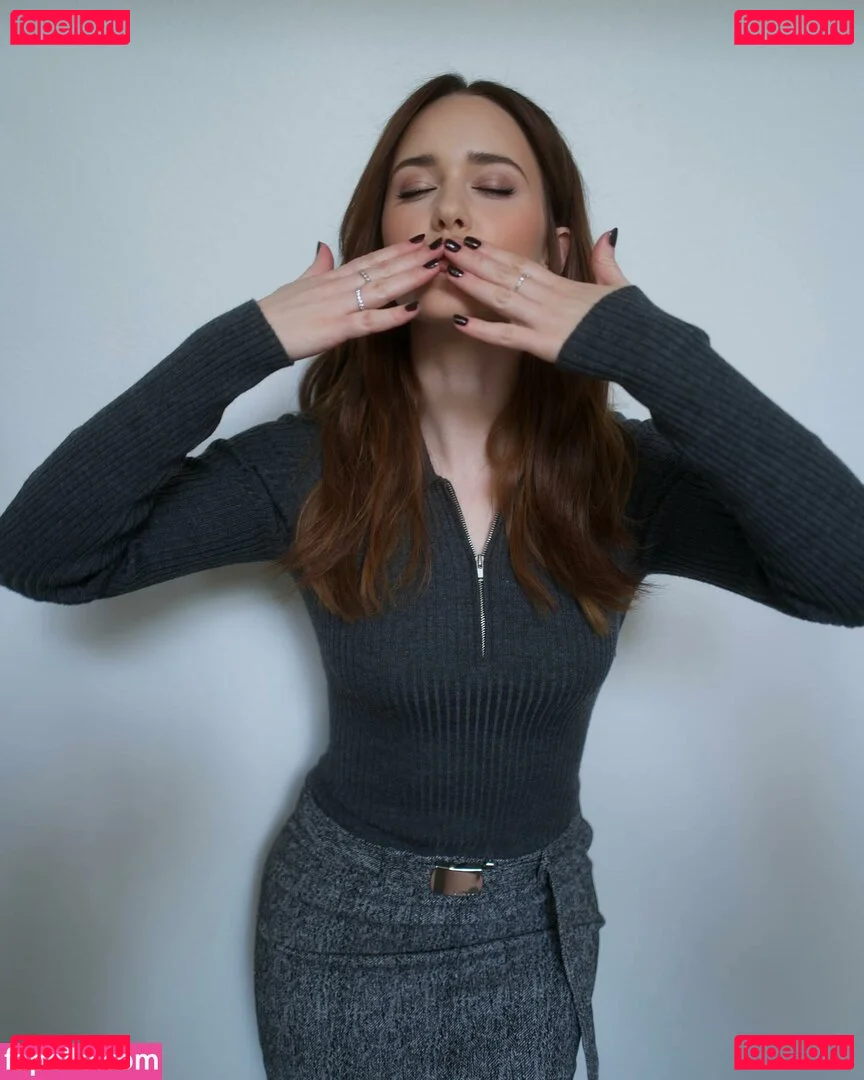 Rachel Brosnahan Onlyfans Photo Gallery 