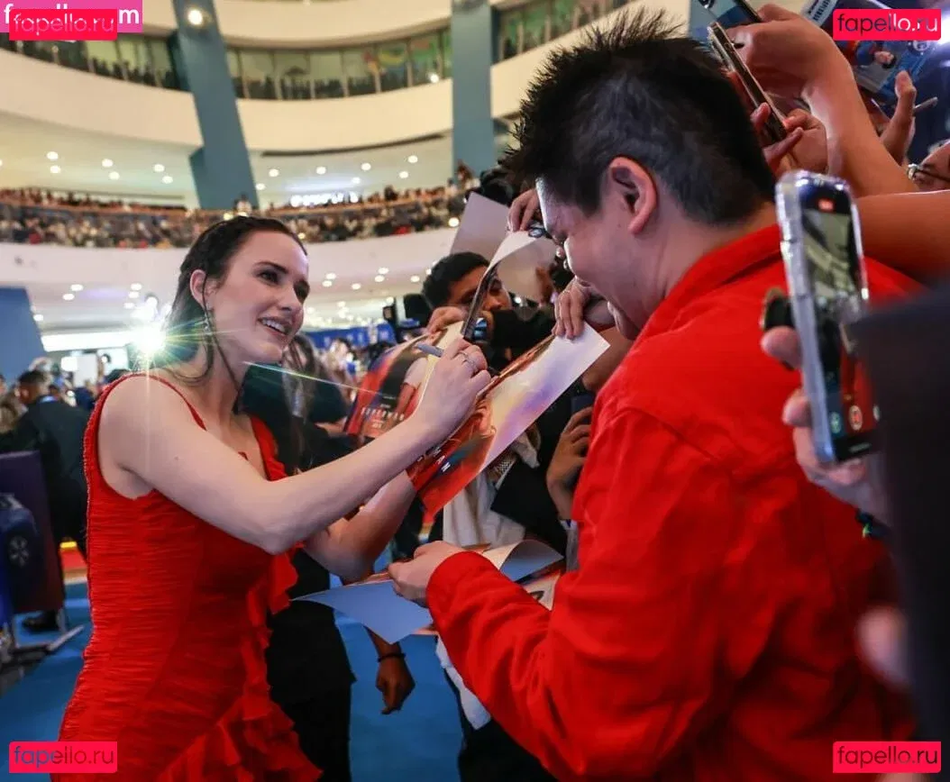 Rachel Brosnahan Onlyfans Photo Gallery 