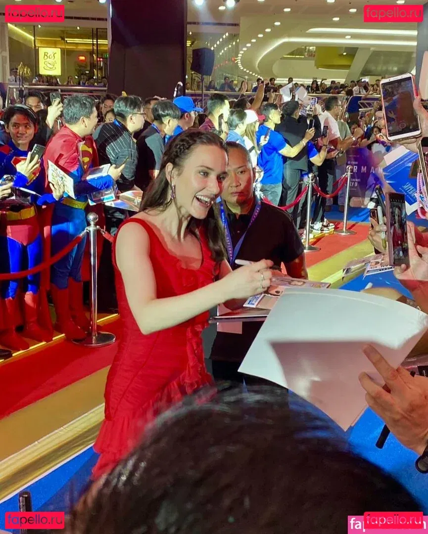 Rachel Brosnahan Onlyfans Photo Gallery 