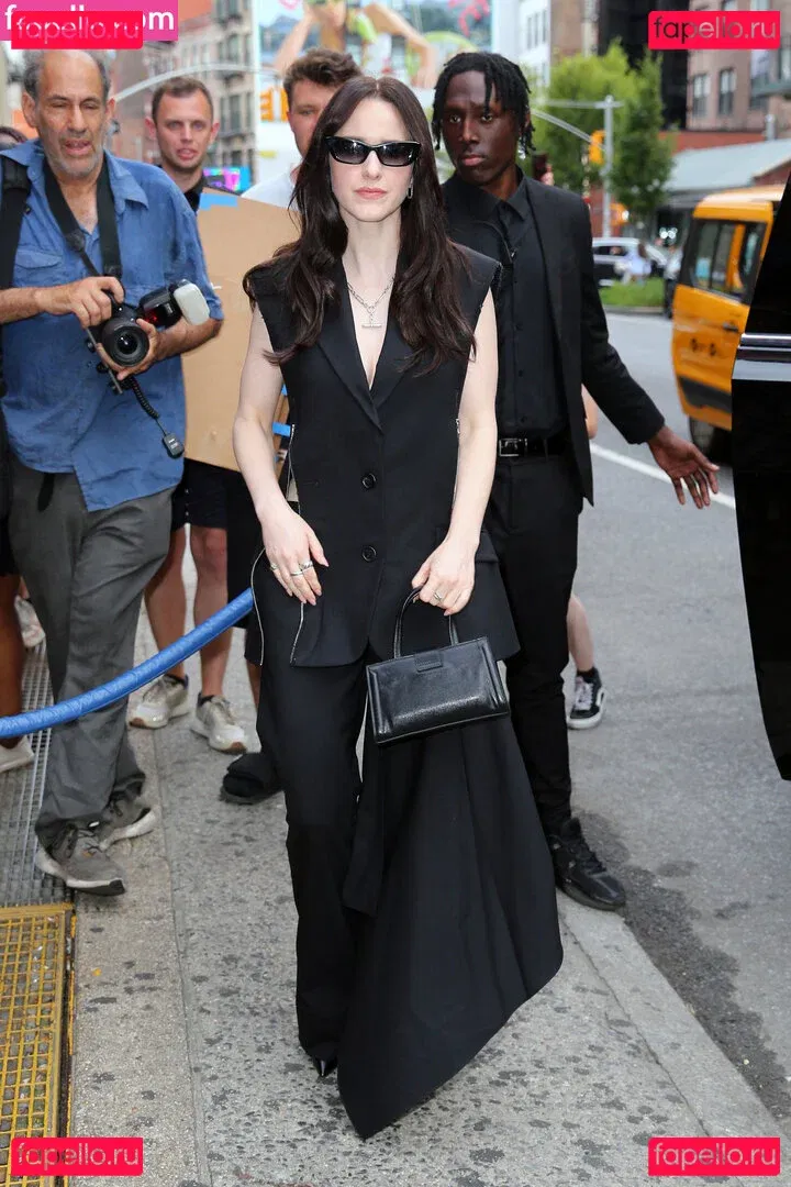 Rachel Brosnahan Onlyfans Photo Gallery 