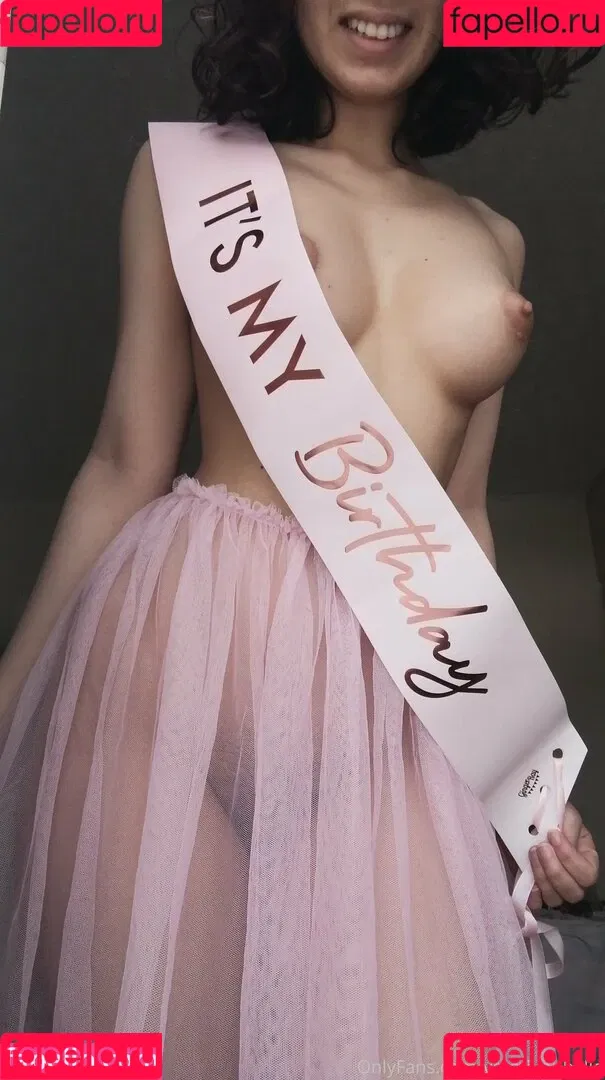 vermilionbelle Onlyfans Photo Gallery 