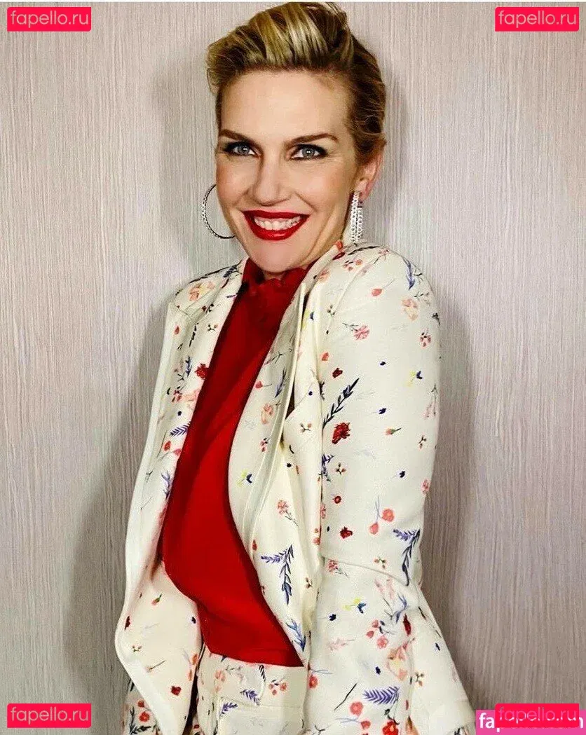 Rhea Seehorn Onlyfans Photo Gallery 