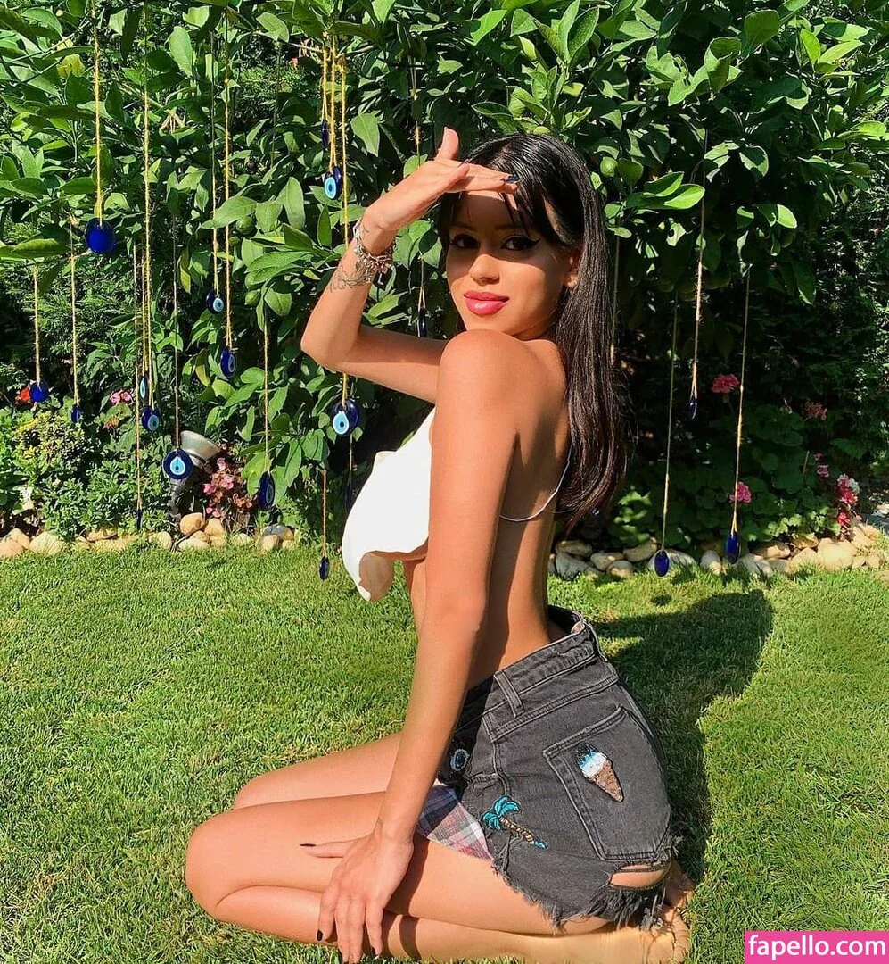 Demet Ozturk Onlyfans Photo Gallery 